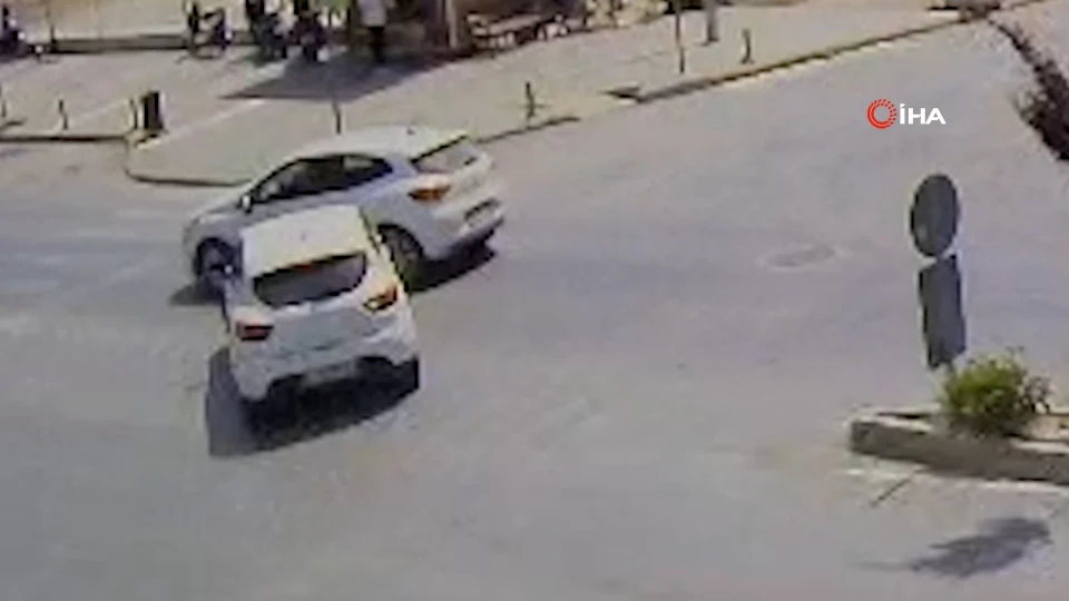 Manavgat’ta iki otomobil çarpıştı: Kaza anı kamerada