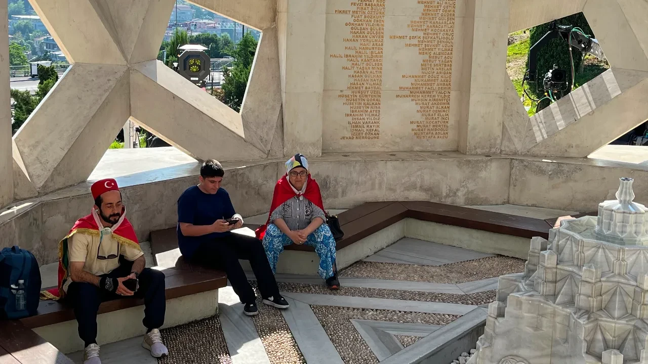 15 Temmuz'da Şehitler Makamı'na ziyaretçi akını! Duygusal anlar yaşandı