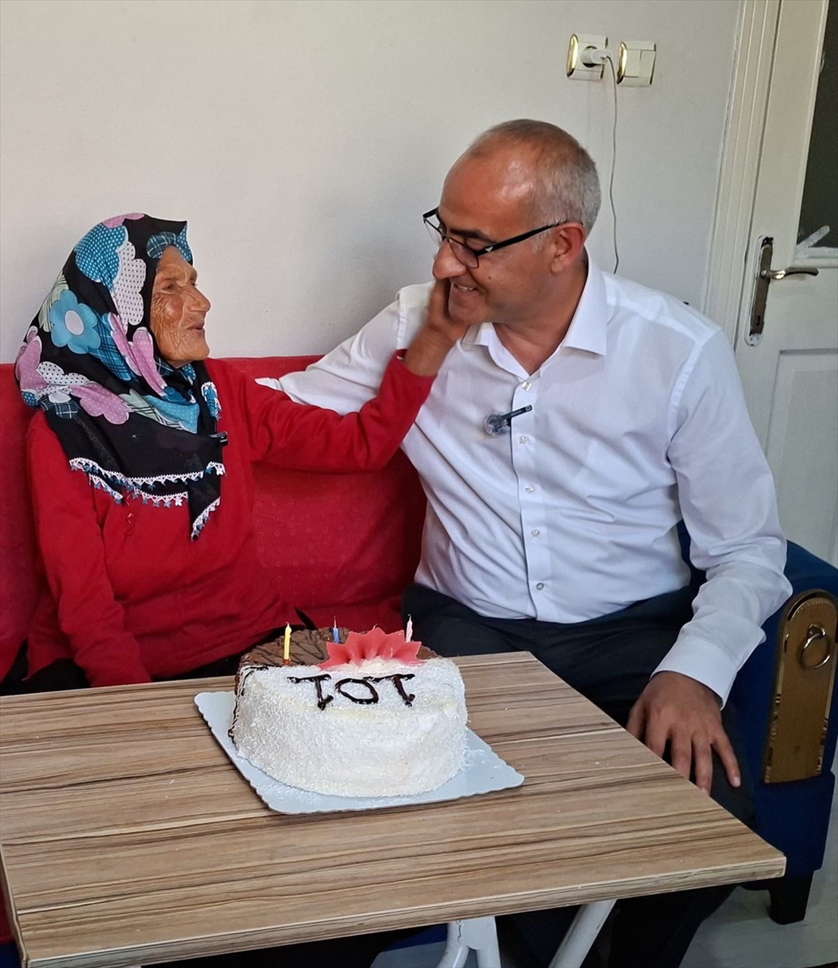 Samsun'da 101 yaşına giren kadına sürpriz doğum günü kutlaması