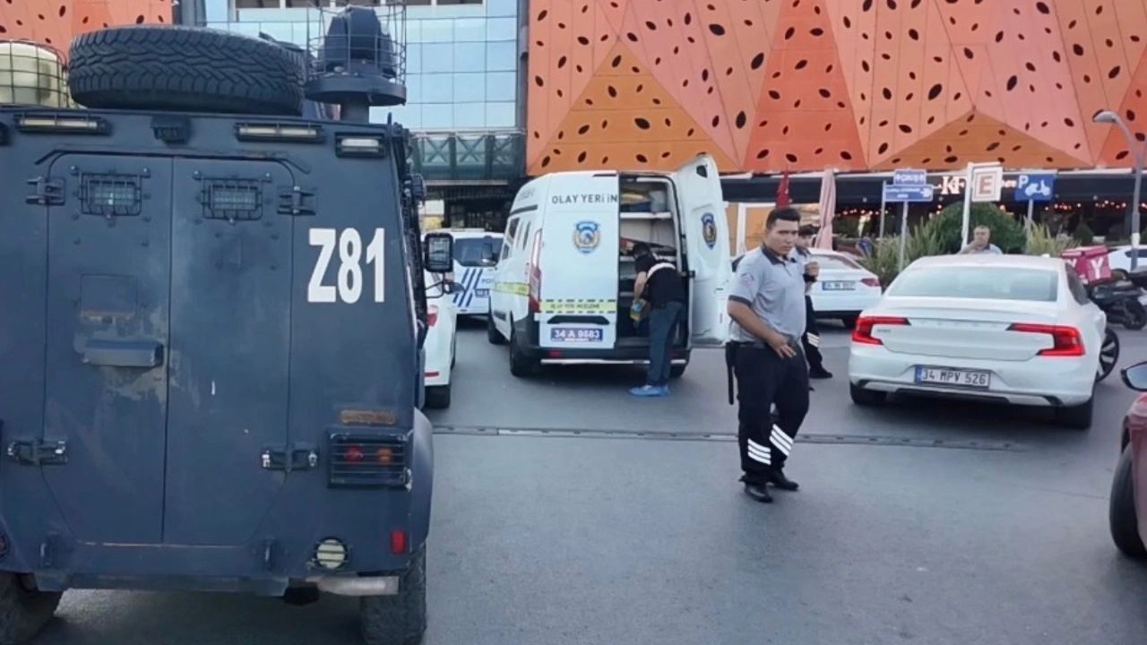 Ümraniye'de AVM'deki kafeye silahlı saldırı: 2 kişi yaralandı