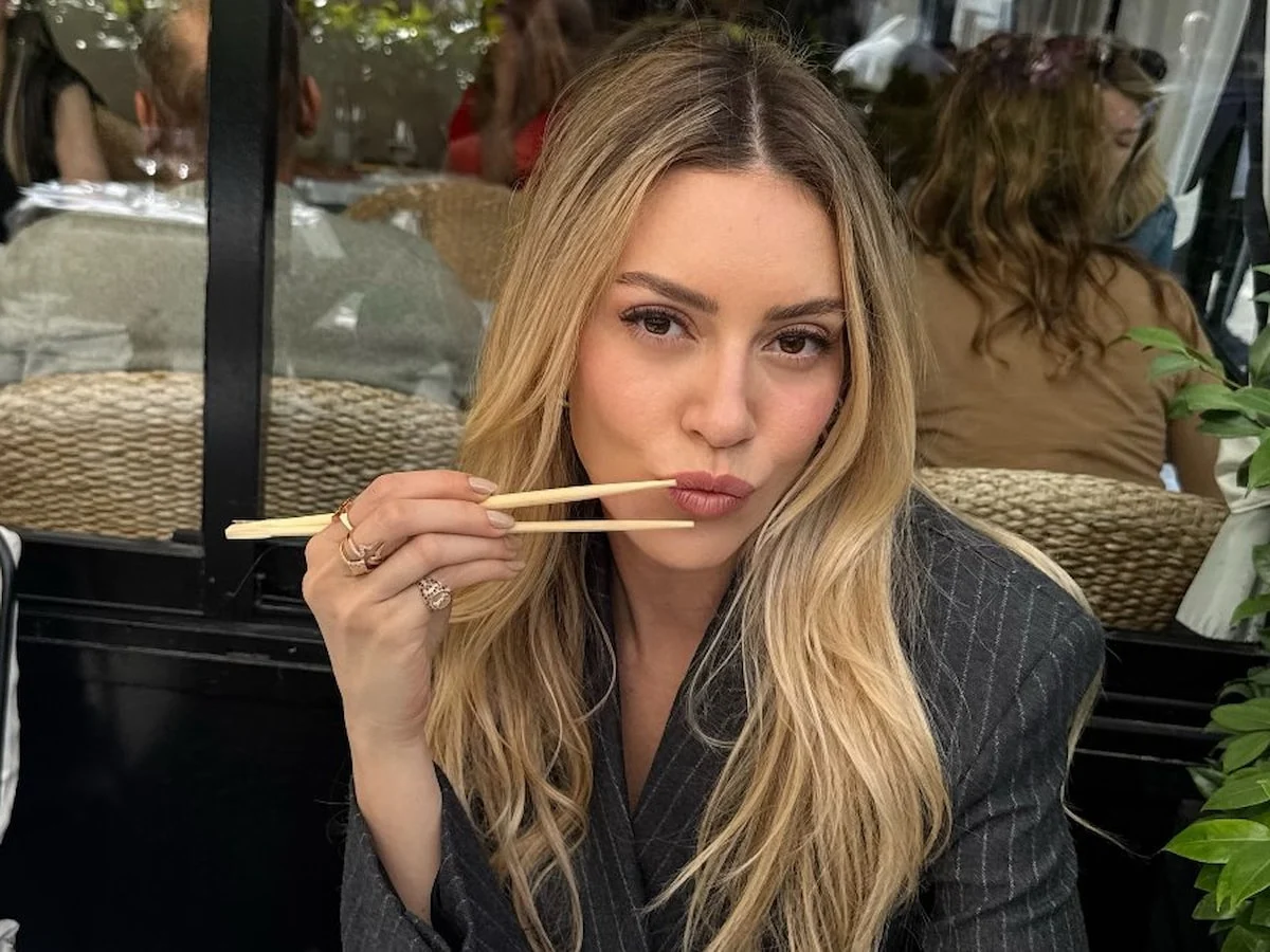 Sinem Kobal Fransa'da! Tarzıyla beğeni topladı