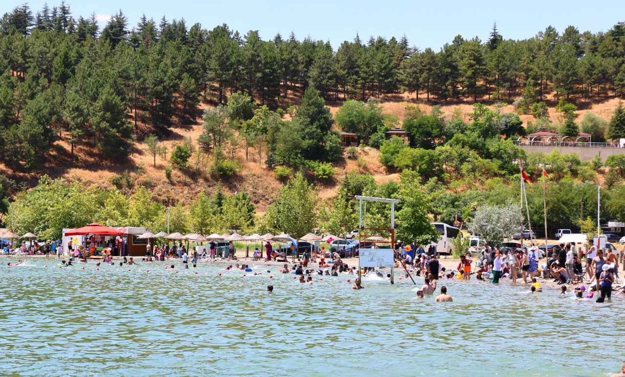 Burası ne Ege ne de Akdeniz! Havlusunu alan sahile koştu