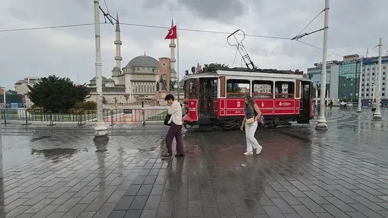 Taksim'de yağış etkili oluyor