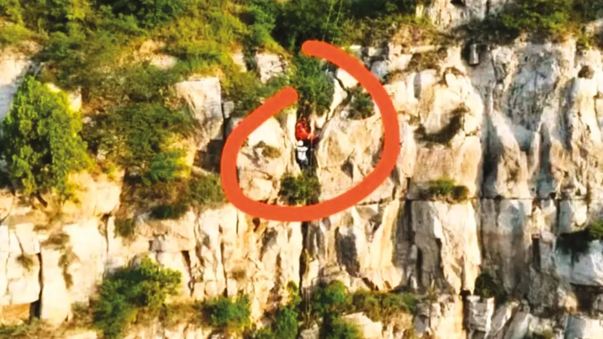 Kaya yarığında mucize! 55 metre düştü hayata tutundu