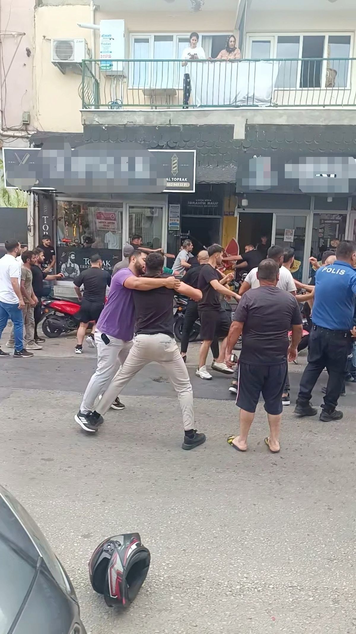 Aydın'da esnaflar ile vatandaşlar arasındaki kavga kamerada: 1'i polis 5 yaralı