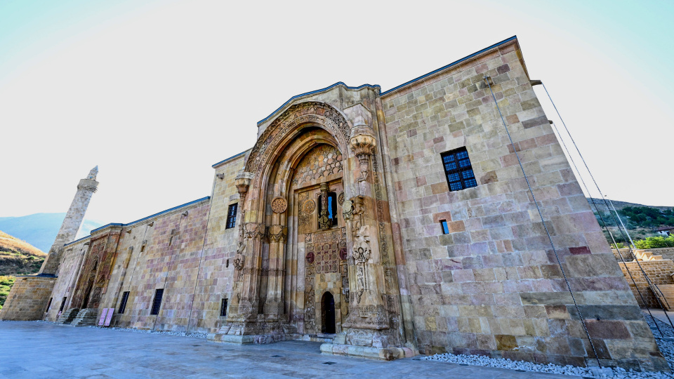 Motif motif işlenen taşlarda gölgeler yüzyıllardır kıyama duruyor