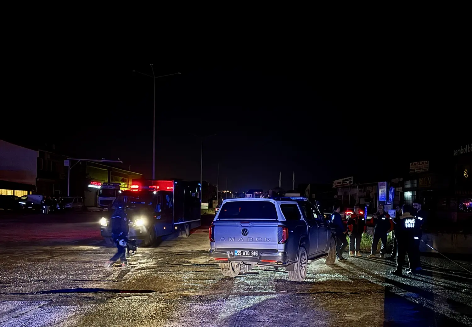 Silahlı saldırı sonrası kimyasal alarm! 6 polis hastaneye kaldırıldı