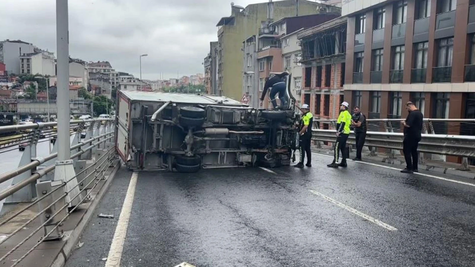 Bomonti- Dolmabahçe tüneli çıkışında bariyerlere çarpan kamyonet devrildi