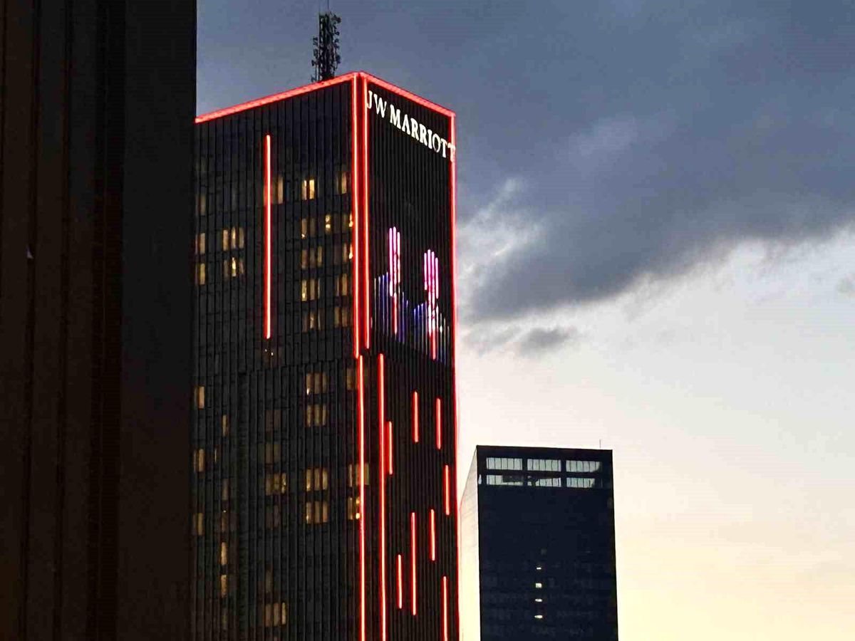 Trump'ın Ankara oteline Erdoğan'la fotoğraf yansıtıldı