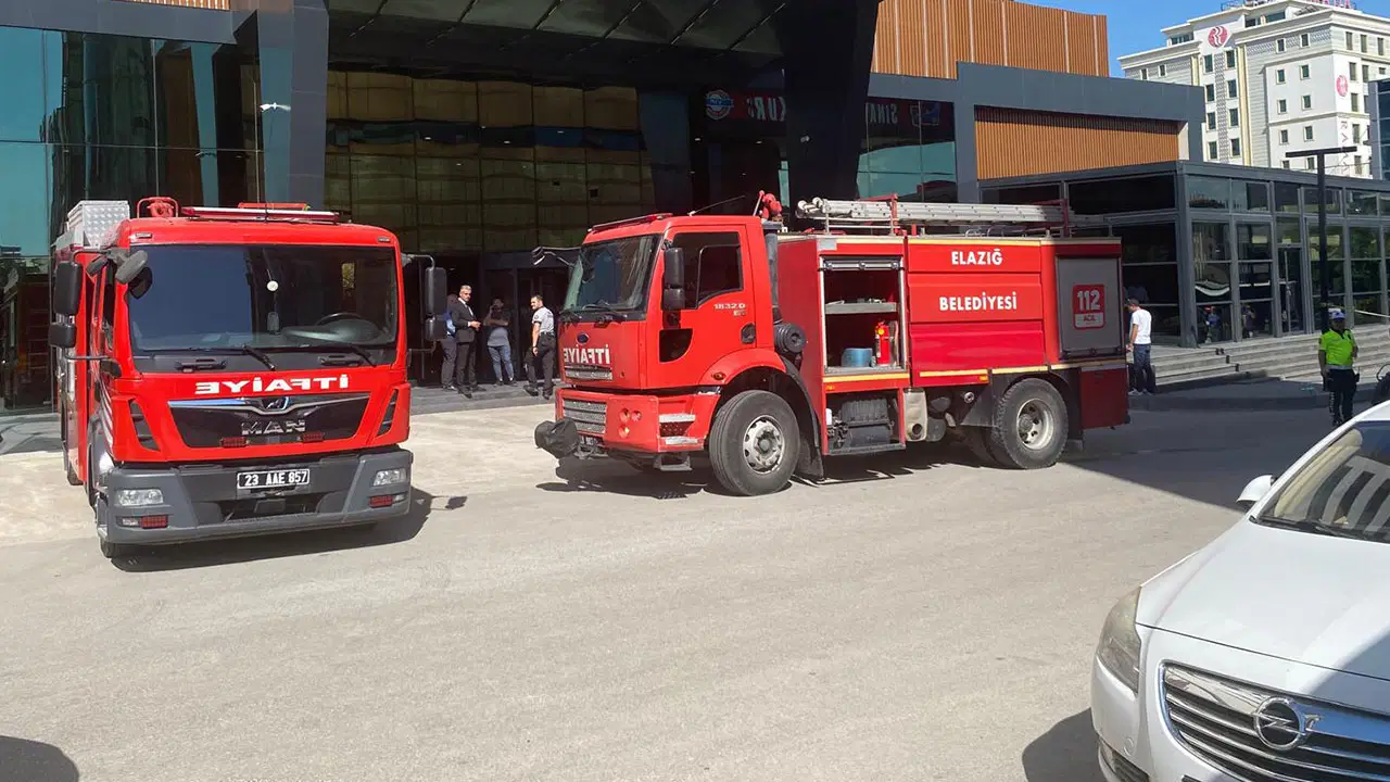 12 katlı otelin çatı katında yangın: 10 kişi dumandan etkilendi
