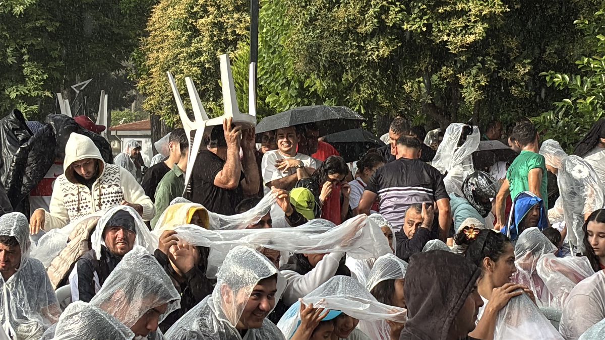 Hatay'da milli maç heyecanı; Antakya'da yağmura rağmen dev ekrandan takip ettiler