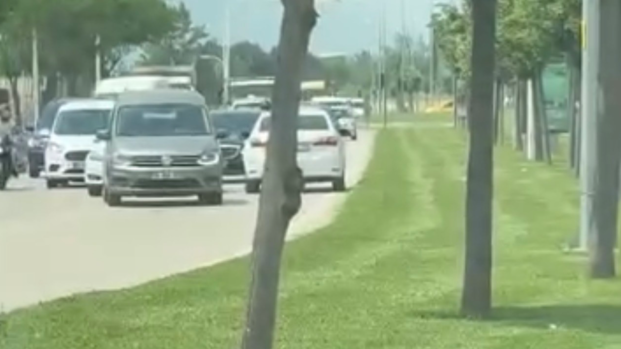 Ters şeritten giden otomobil trafiği böyle kilitledi