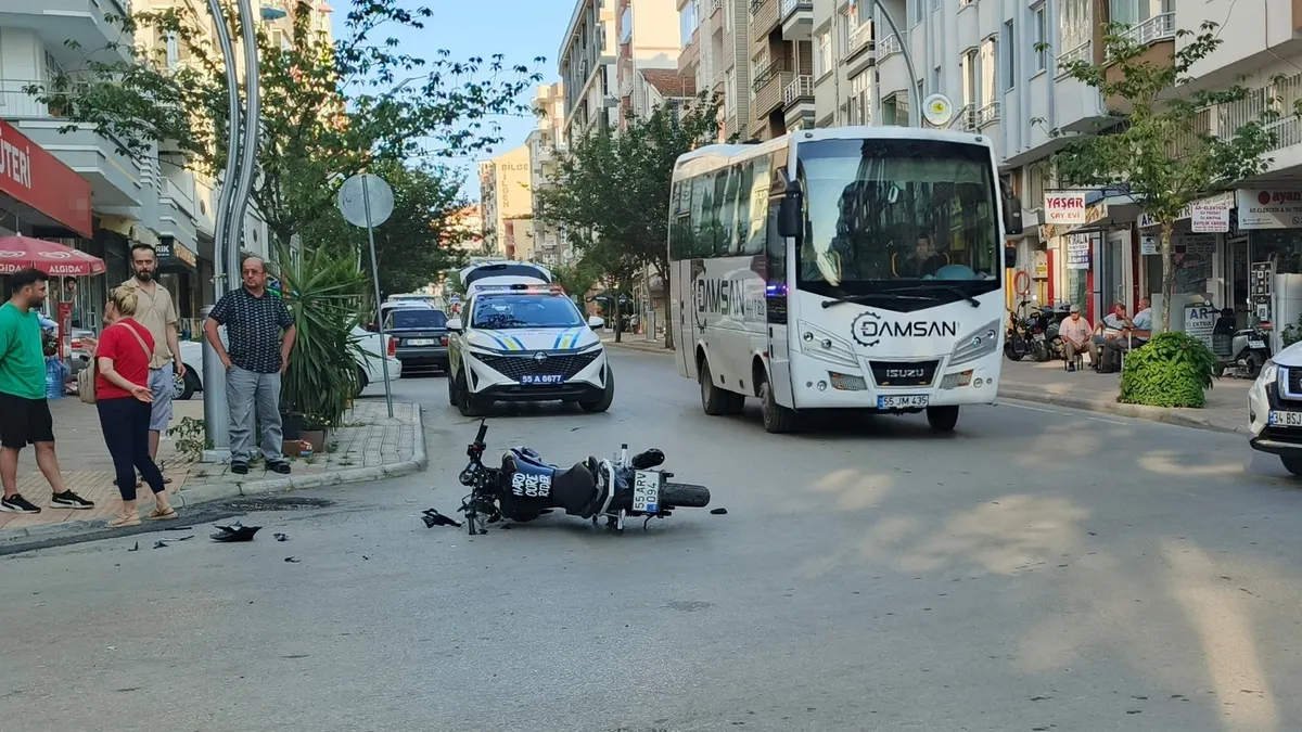 Bafra'da korkunç kaza: Otomobille çarpışan motosikletli yola savruldu