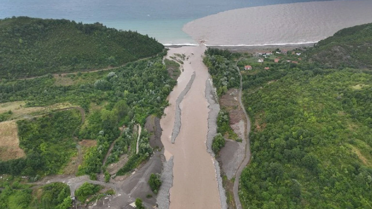 Kastamonu Cide'de sağanak yağış Şehriban Çayı’nın debisini yükseltti: Taşkın riski sürüyor