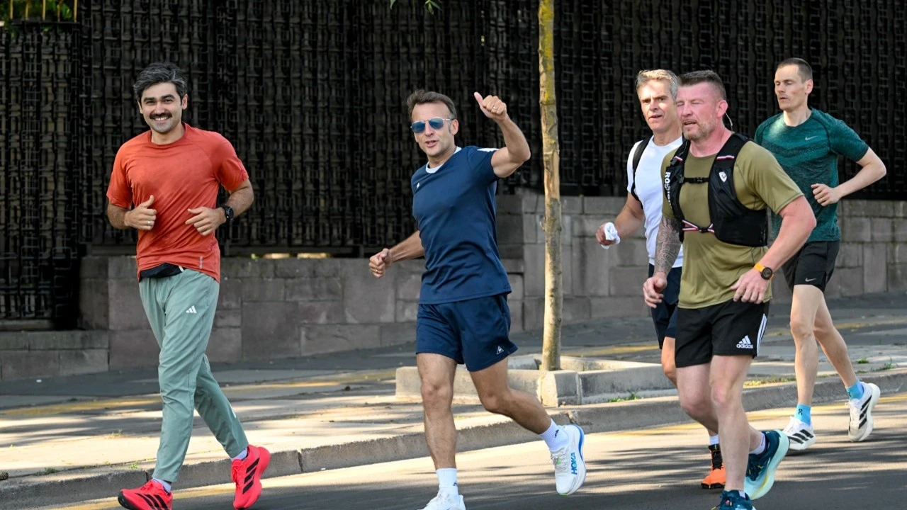 Macron zirve öncesi stres attı! Kravatı çıkardı, spor kombini yaptı! İşte Ankara'daki sıra dışı sabahı...