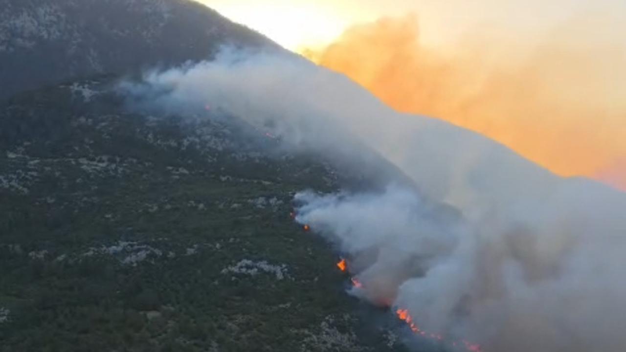 Kaş'ta orman yangınına havadan ve karadan müdahale