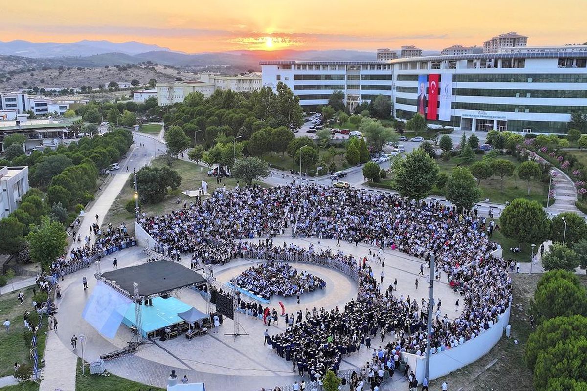 Manisa'da 961 genç mühendis geleceğe kep attı
