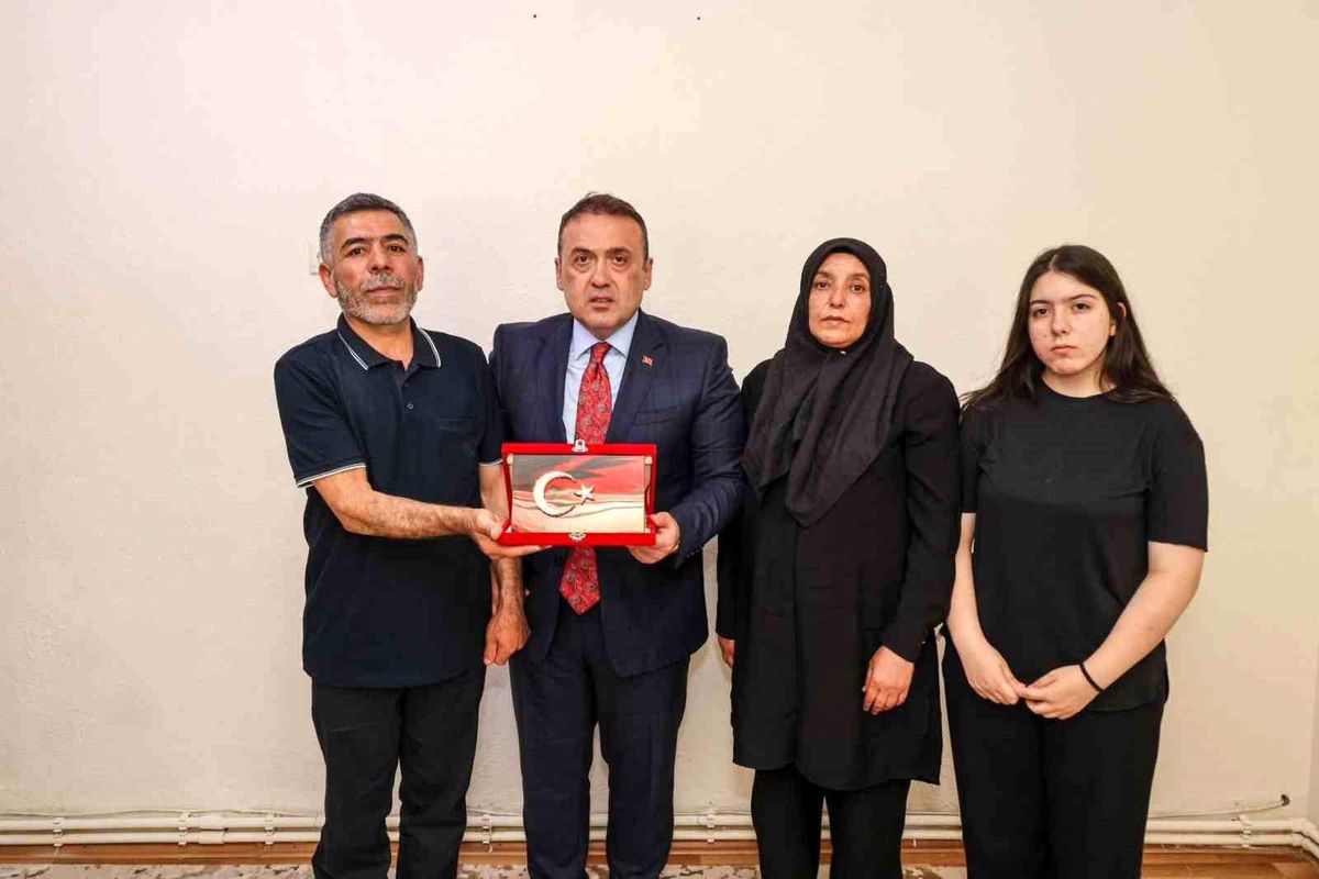Vali Sözer Şehit Ailesine Vefa Ziyareti Gerçekleştirdi