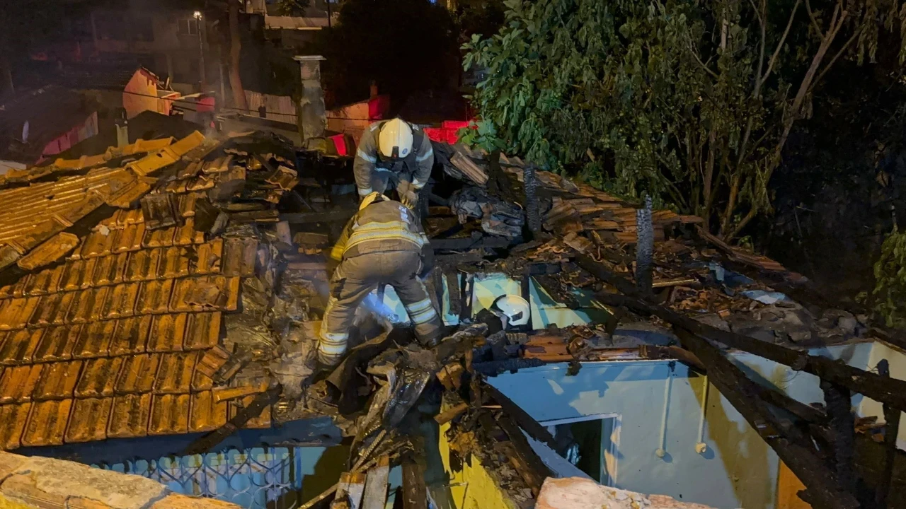 Gaziosmanpaşa’da gece yarısı yangın paniği