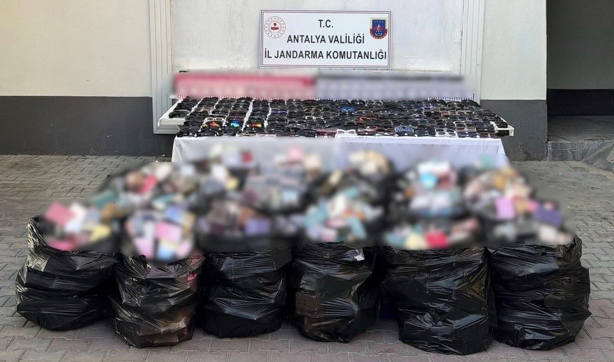 Antalya'da 5 milyon liraya yakın kaçak gözlük ve parfüm operasyonu