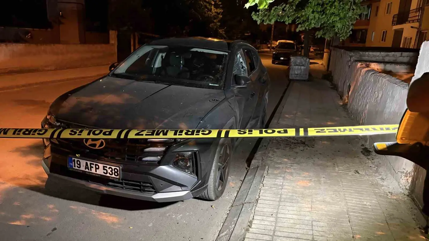 Görüşmediği babasının evine saldırdı