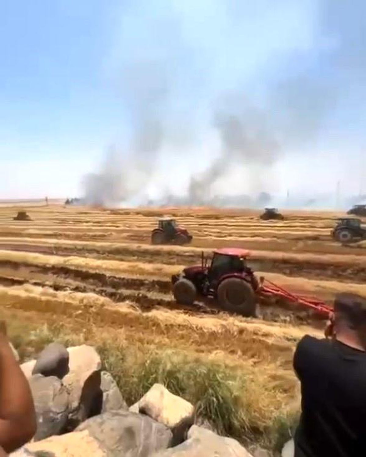 Anız yangını tarım malzemelerini kül etti