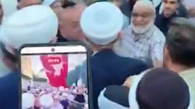 Tahliye olan Yusuf Ziya Gümüşel cemaati tarafından karşılandı
