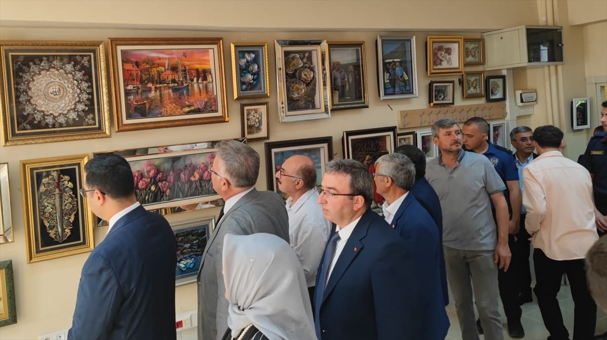 Oğuzlar Halk Eğitimi Merkezinde yıl sonu sergisi açıldı