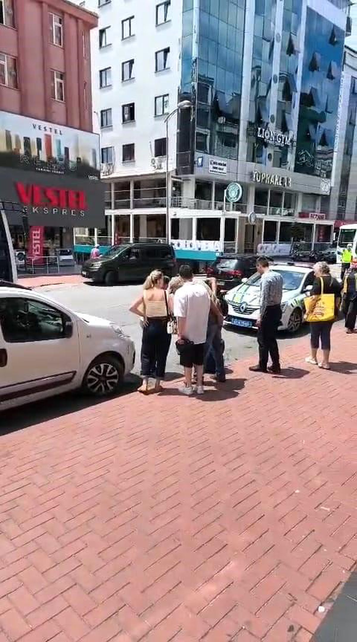 Scooterla dengesini kaybedip düşen sürücü yaralandı