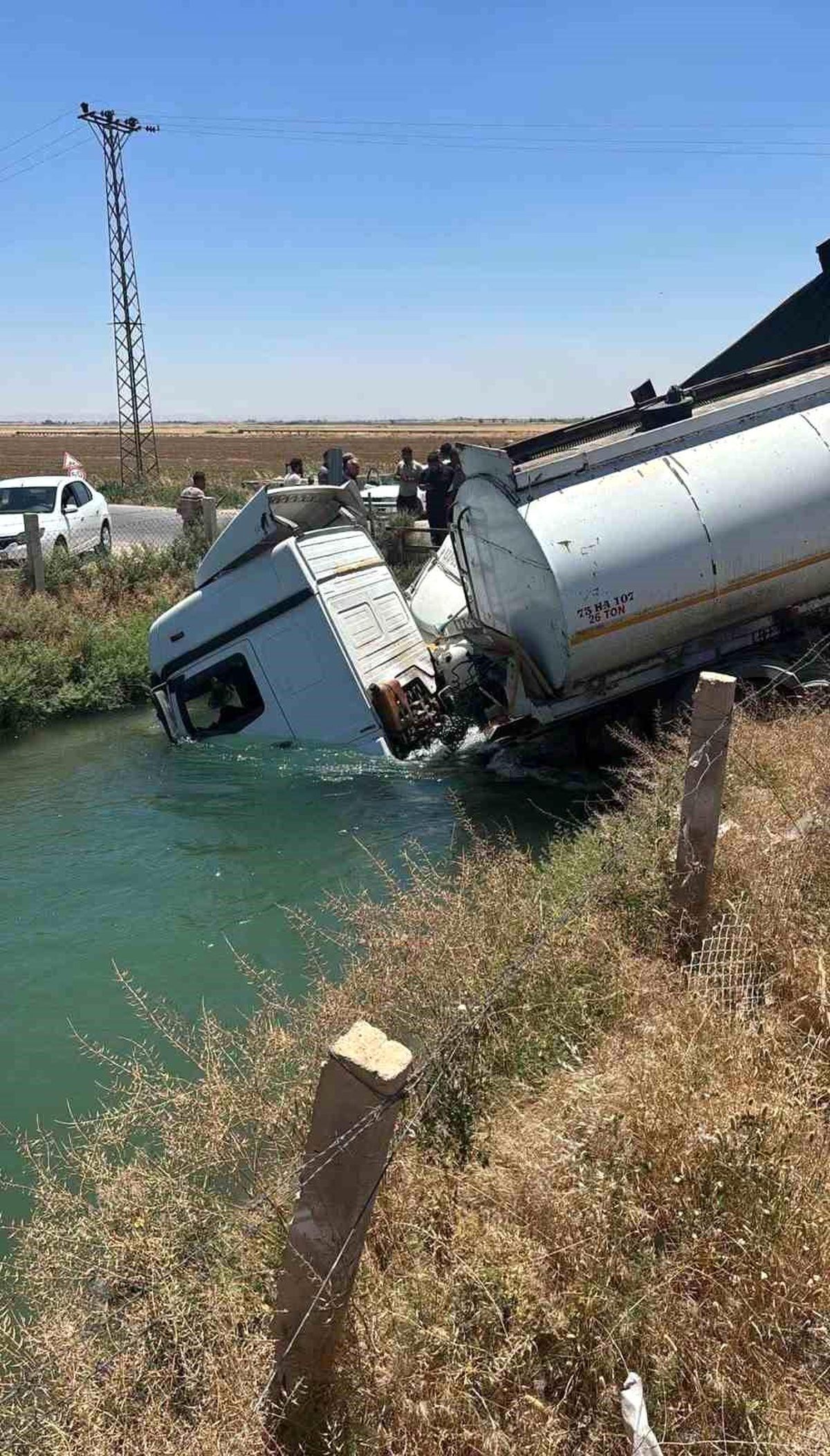 Şanlıurfa'da tanker ve kamyon sulama kanalına düştü: 2 yaralı
