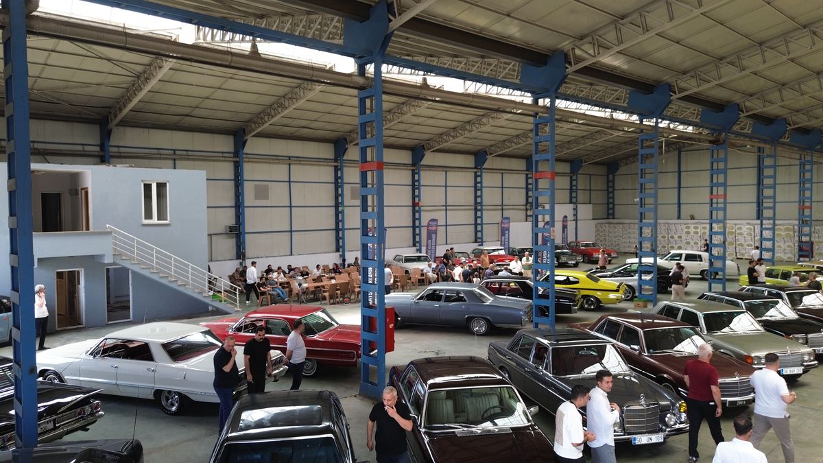 Klasik otomobiller fabrika hangarında sergilendi
