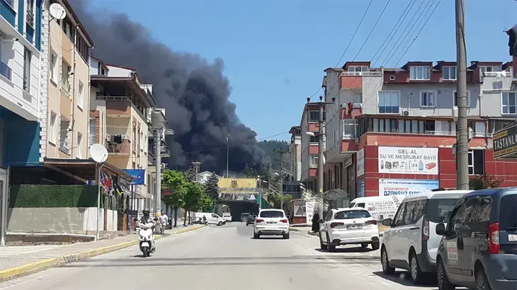 Kocaeli'de fabrika yangını! Siyah