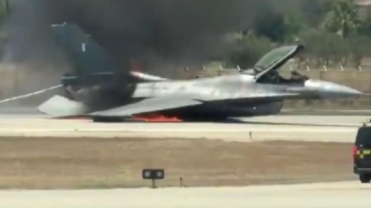 Yunanistan’da acil iniş yapan F-16 savaş uçağı alev aldı