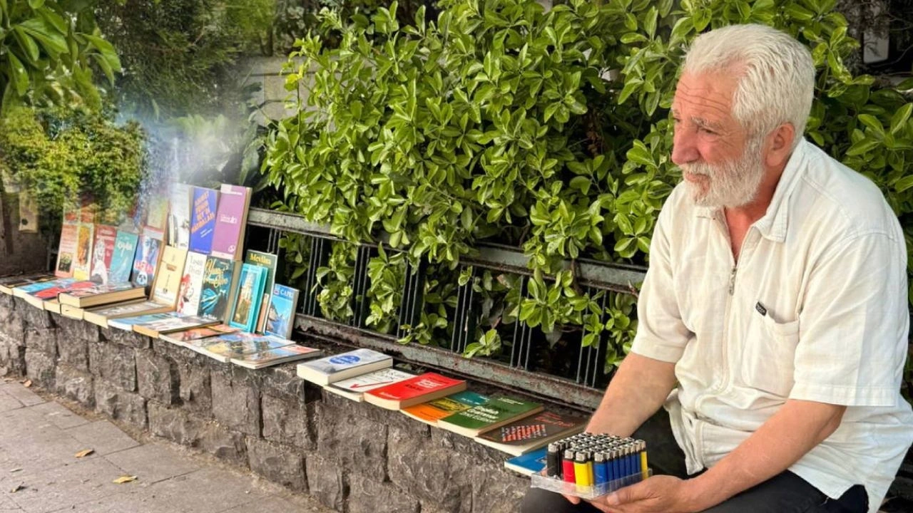 Oğlu hasta, kendisi hasta: 61 yaşındaki emekli geçim için kitap satıyor: 'AKP bize akıl versin bari!'