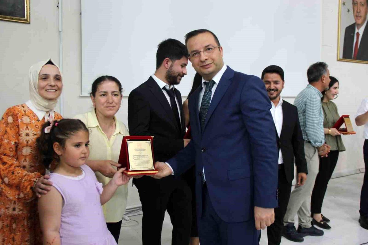 Cizre'de 7'den 70'e Okuyan Cizre Projesinde 2,5 milyon sayfa kitap okundu