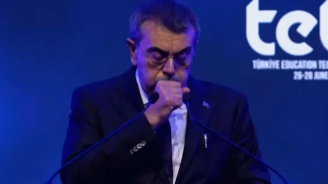 Bakan Tekin'in suyu oturarak içtiği anlar takdir gördü