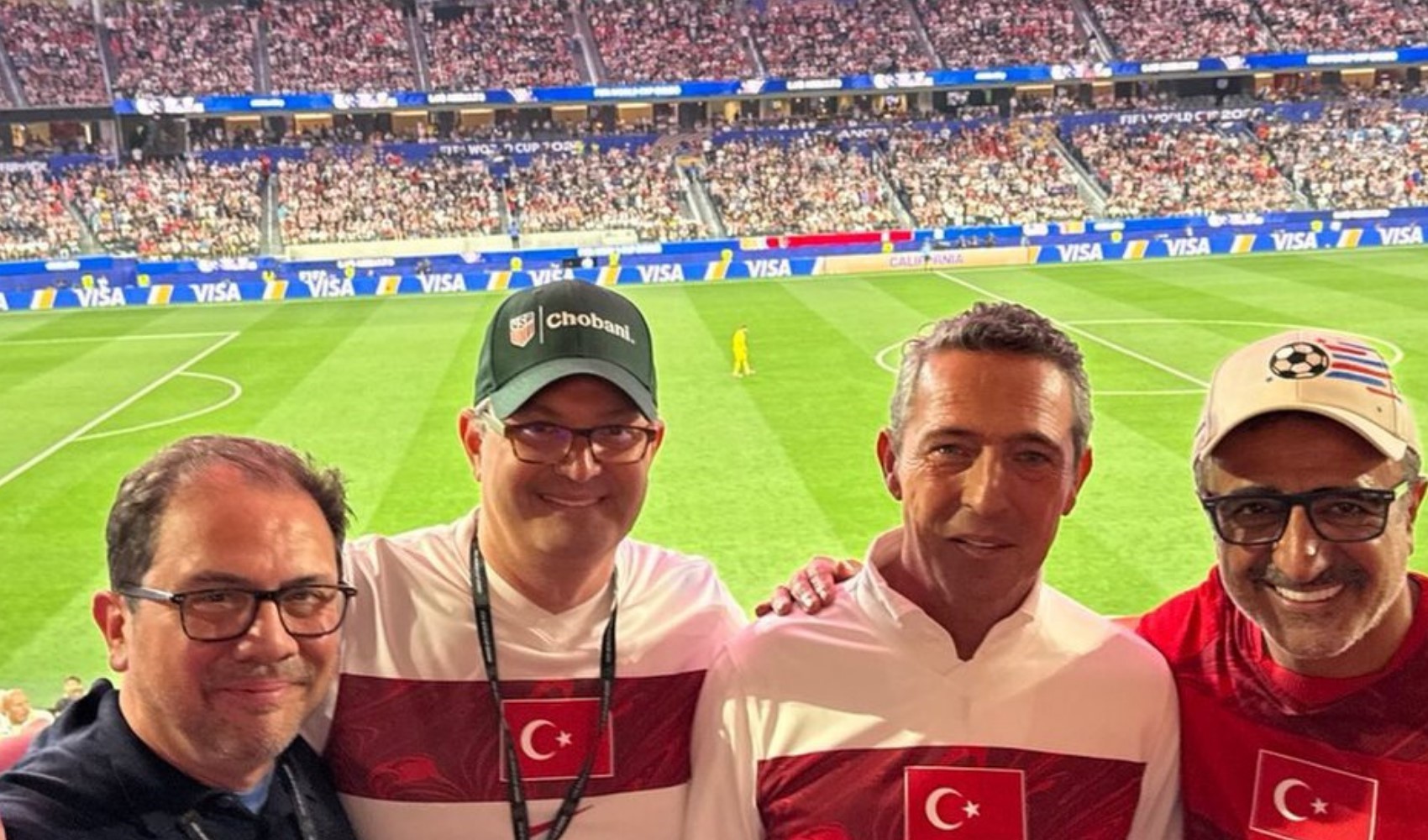 Ali Koç ve Brad Pitt aynı locada maç izledi