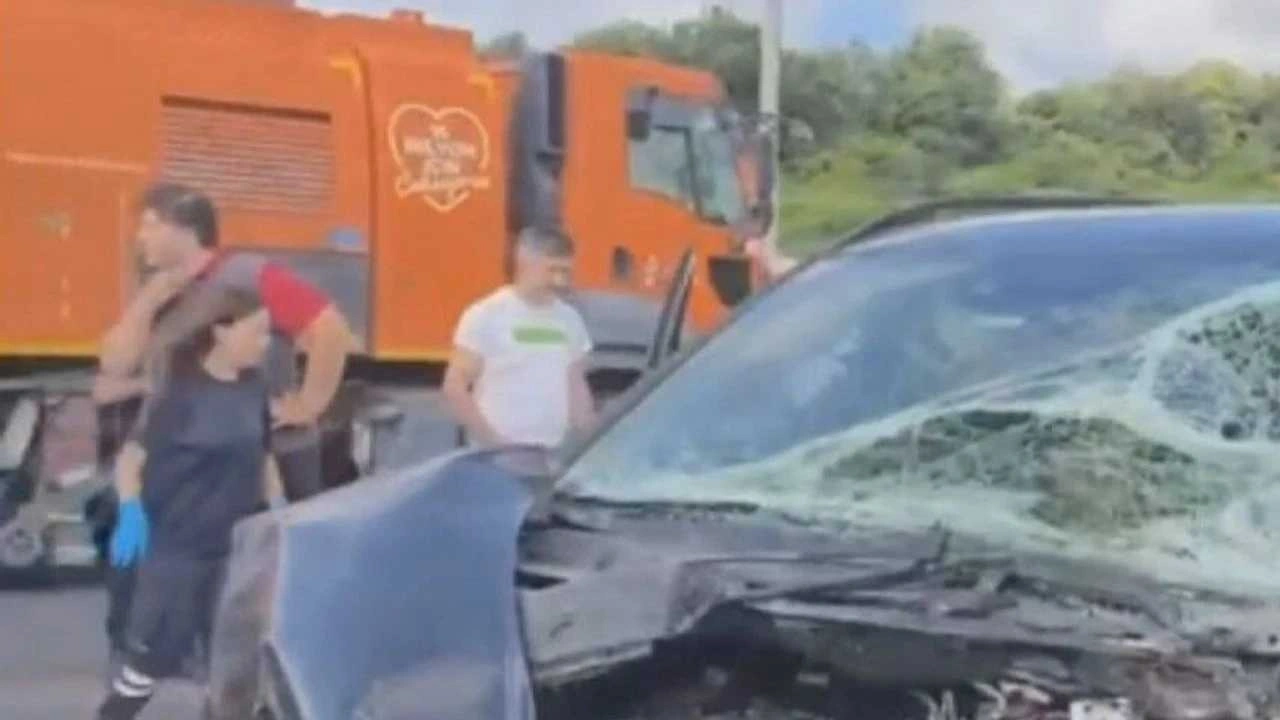 Havalimanı yolunda minibüs kazası! Kamyonetle çarpıştı