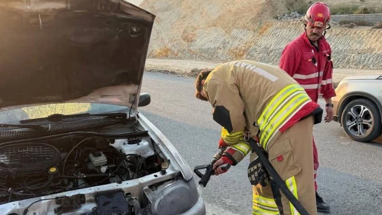 Antakya'da seyir halindeki otomobil alev alev yandı