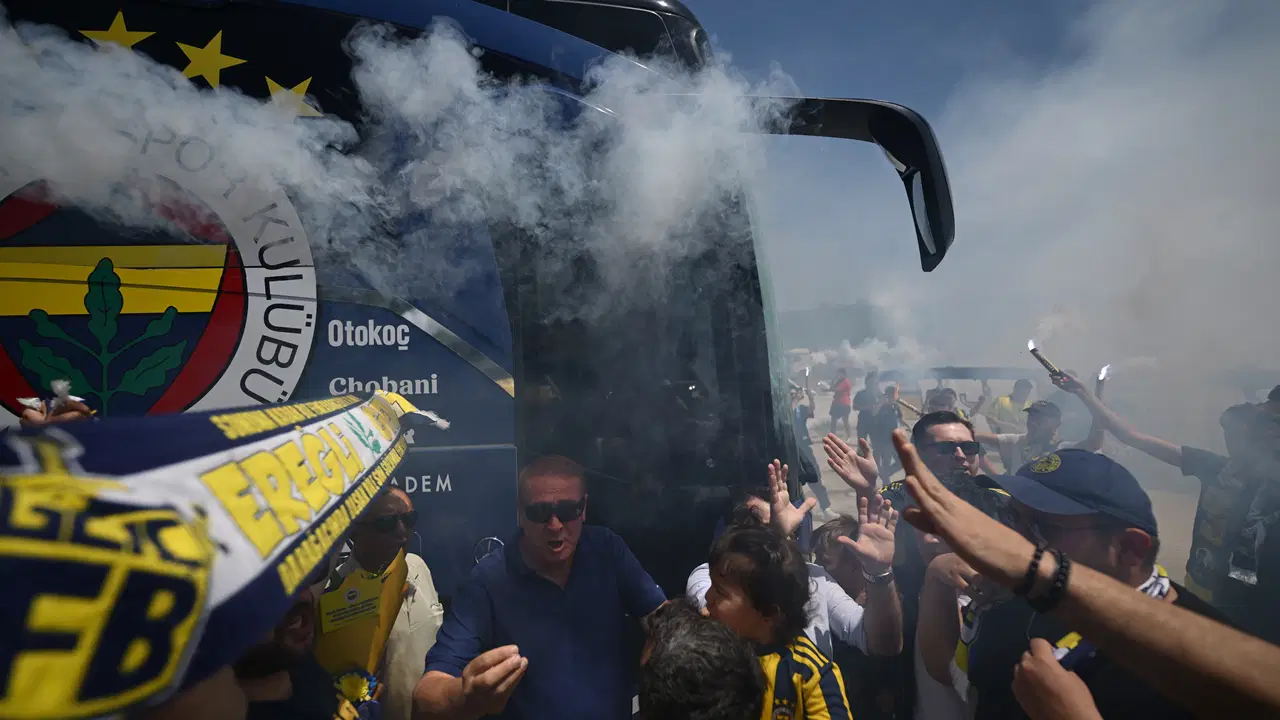 Yeni sezon hazırlıkları başladı: Fenerbahçe taraftarından coşkulu karşılama