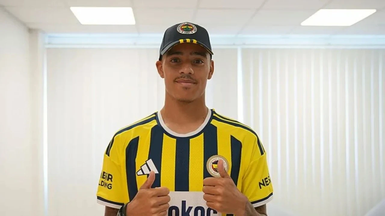 Fenerbahçe'nin yeni yıldızı İstanbul'da! Mason Greenwood imza için geldi