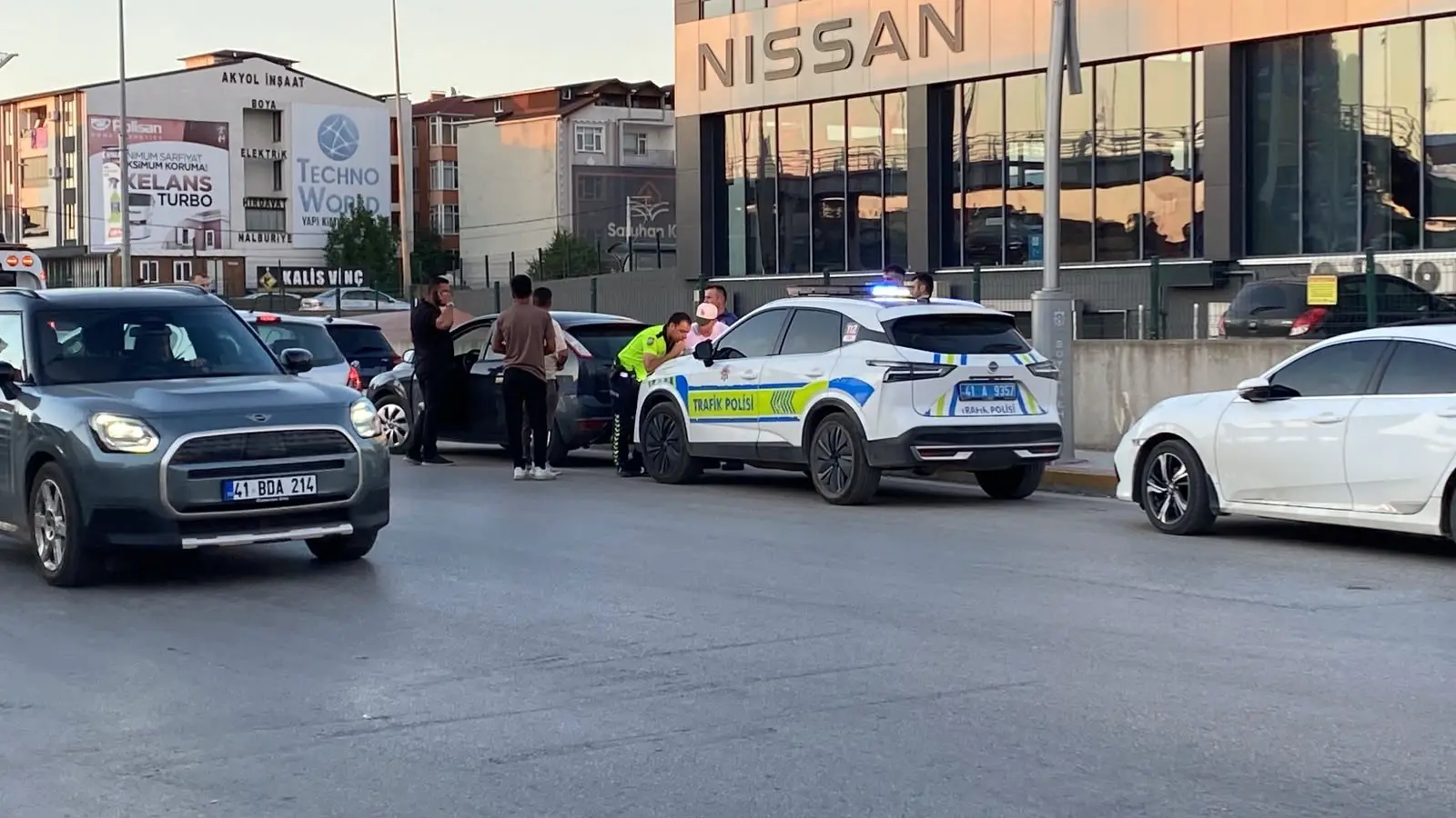 Trafikte dehşet saçtı! Çarptı, dövdü yetmedi polise direndi