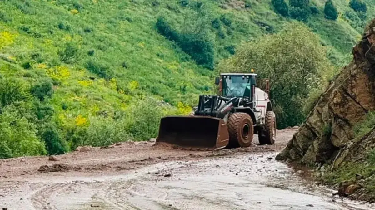 Yüksekova'da heyelan nedeniyle mezra yolu ulaşıma kapandı
