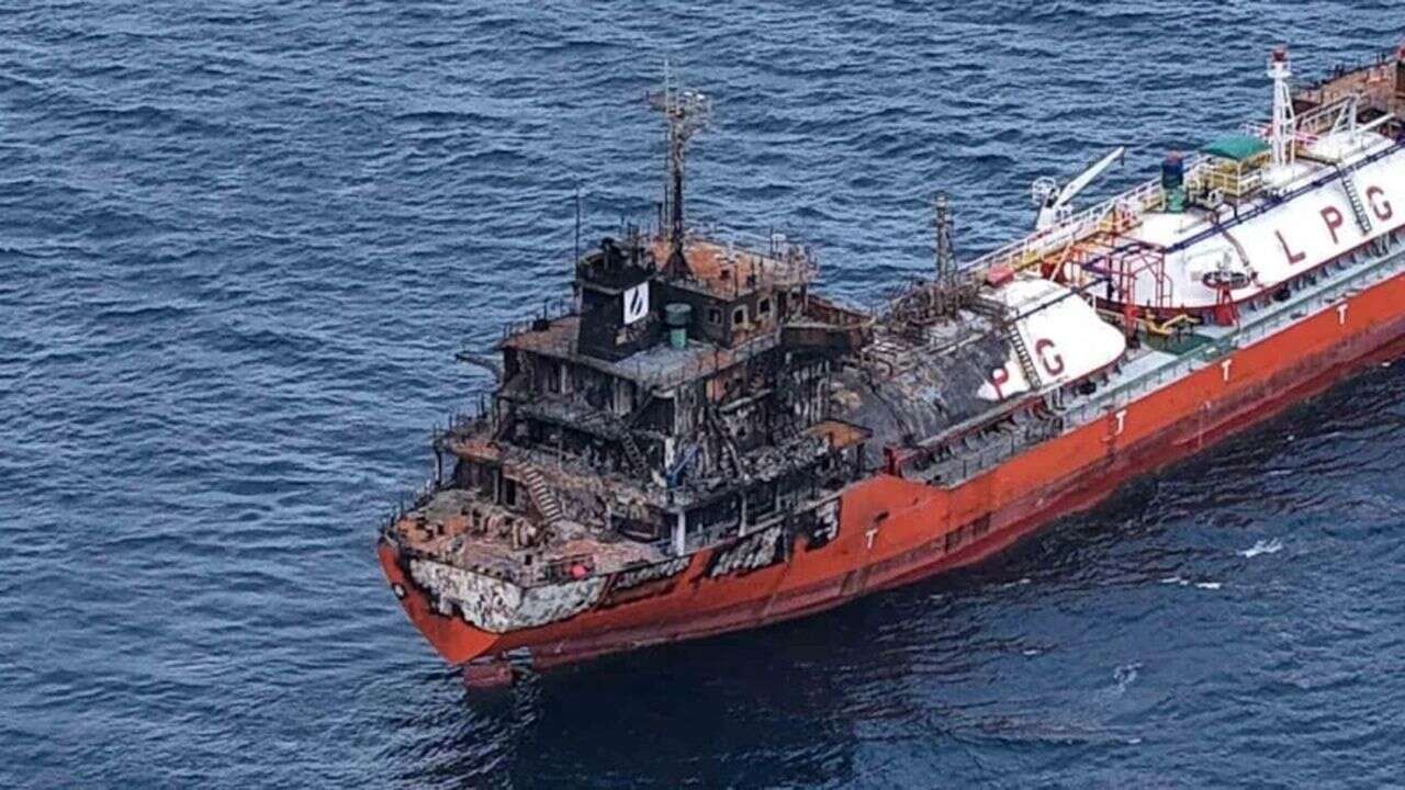 Karadeniz’de drone saldırısında hasar alan gemi Trabzon'a geldi