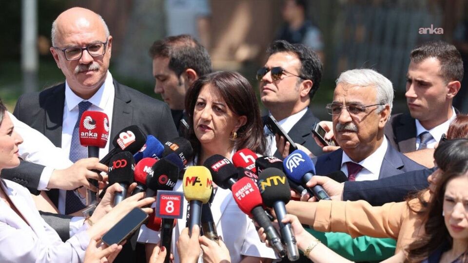 İmralı heyeti Öcalan'ın mesajını paylaştı: "Yeni bir sayfa için herkes elinden geleni yapmalıdır"
