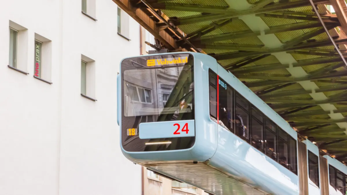 Görenleri şaşkına çeviren ’uçan tren’:125 yıldır havadan gidiyor? Bakın neden...