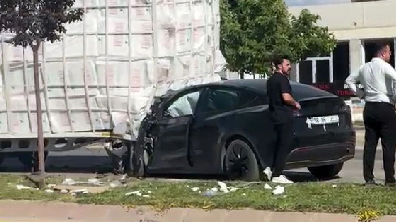 Dorseye çarpan Tesla hurdaya döndü