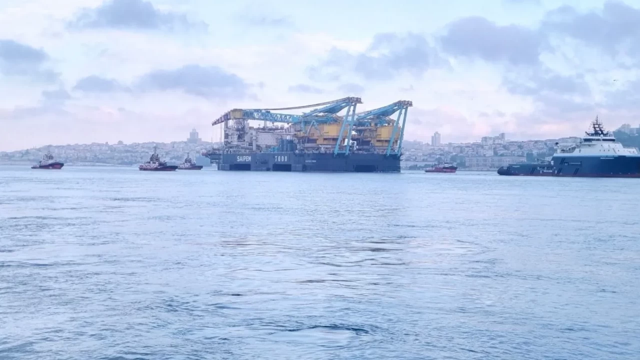 Dev gemi 'Saipem 7000' boğazdan geçiyor: İstanbul Boğazı gemi trafiğine kapatıldı!
