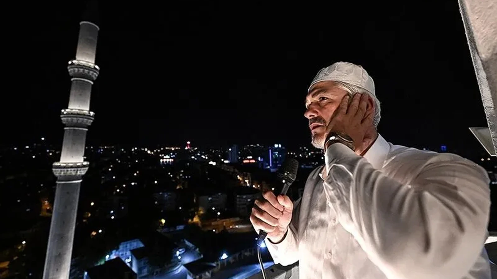 Ülke genelindeki camilerde sela okundu