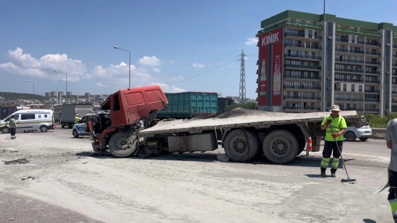 Kamyona çarpan TIR'ın sürücüsü öldü